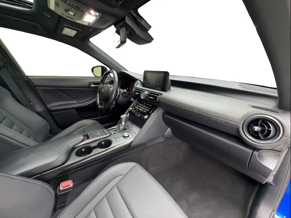 Lexus IS photo 35