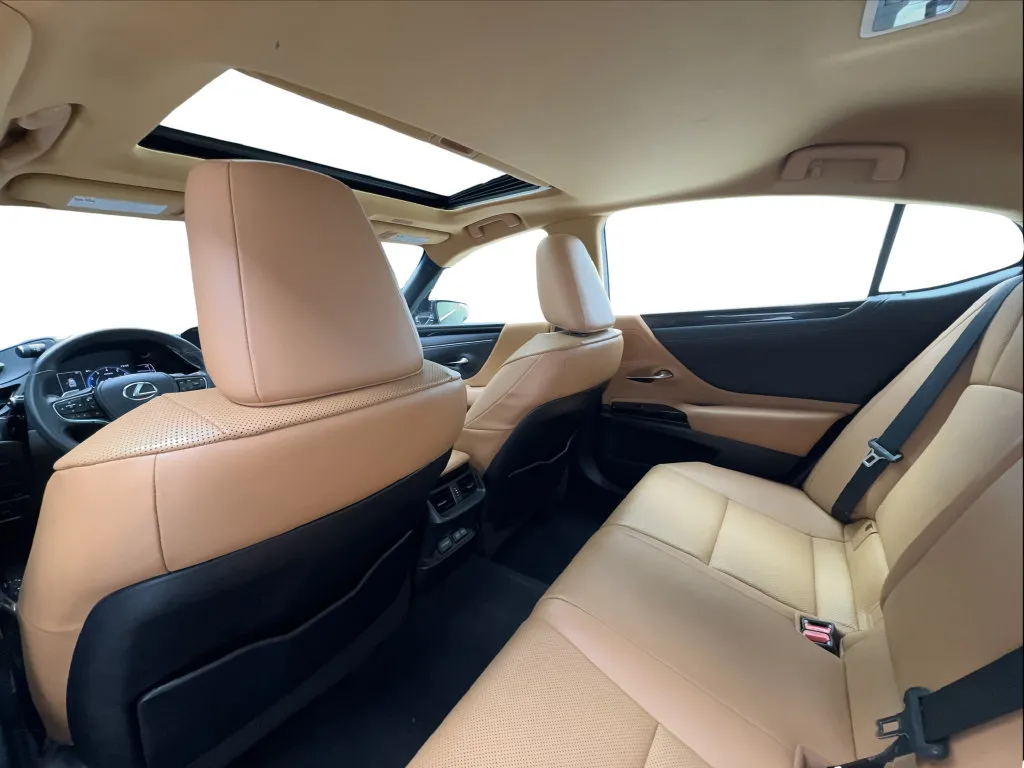 Lexus ES photo 26
