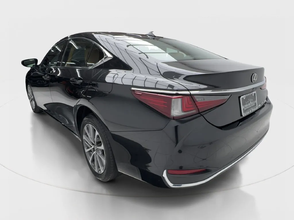 Lexus ES photo 11