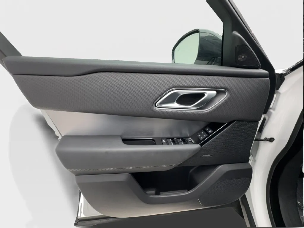 Land Rover Range Rover Velar photo 25
