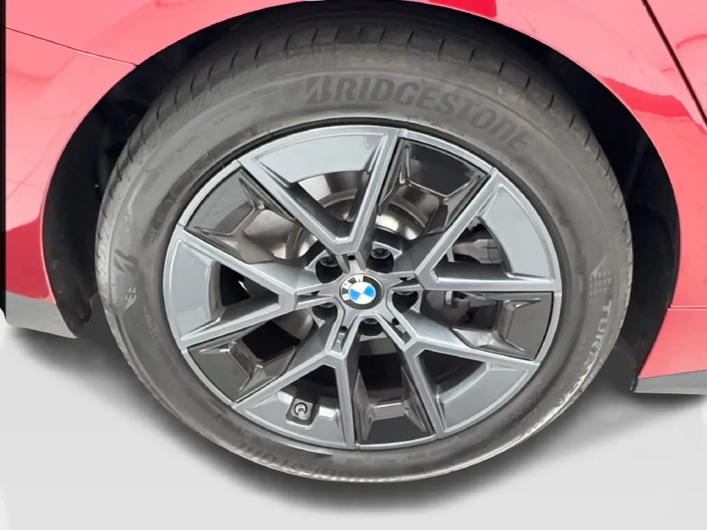 BMW i4 photo 18