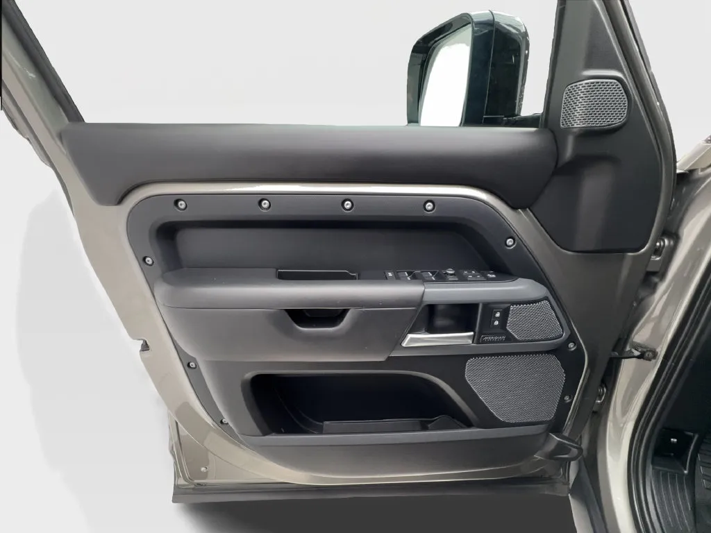 Land Rover Defender photo 25