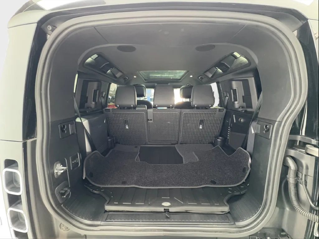 Land Rover Defender photo 18