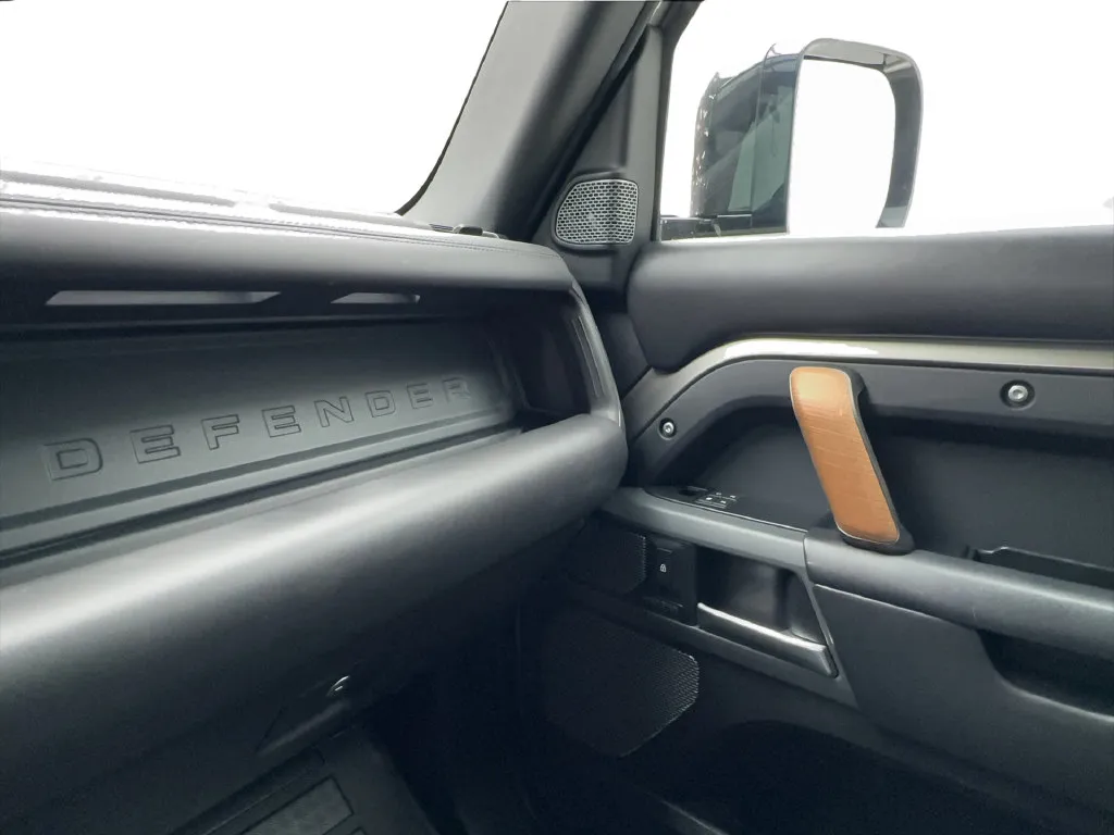 Land Rover Defender photo 49