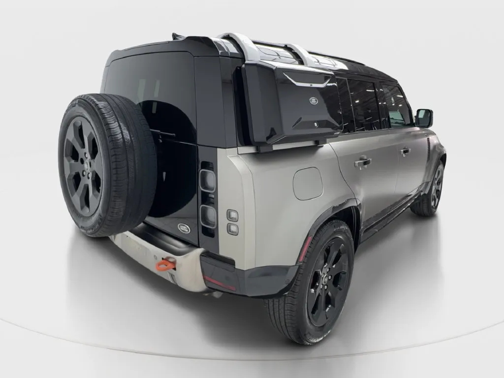 Land Rover Defender photo 8