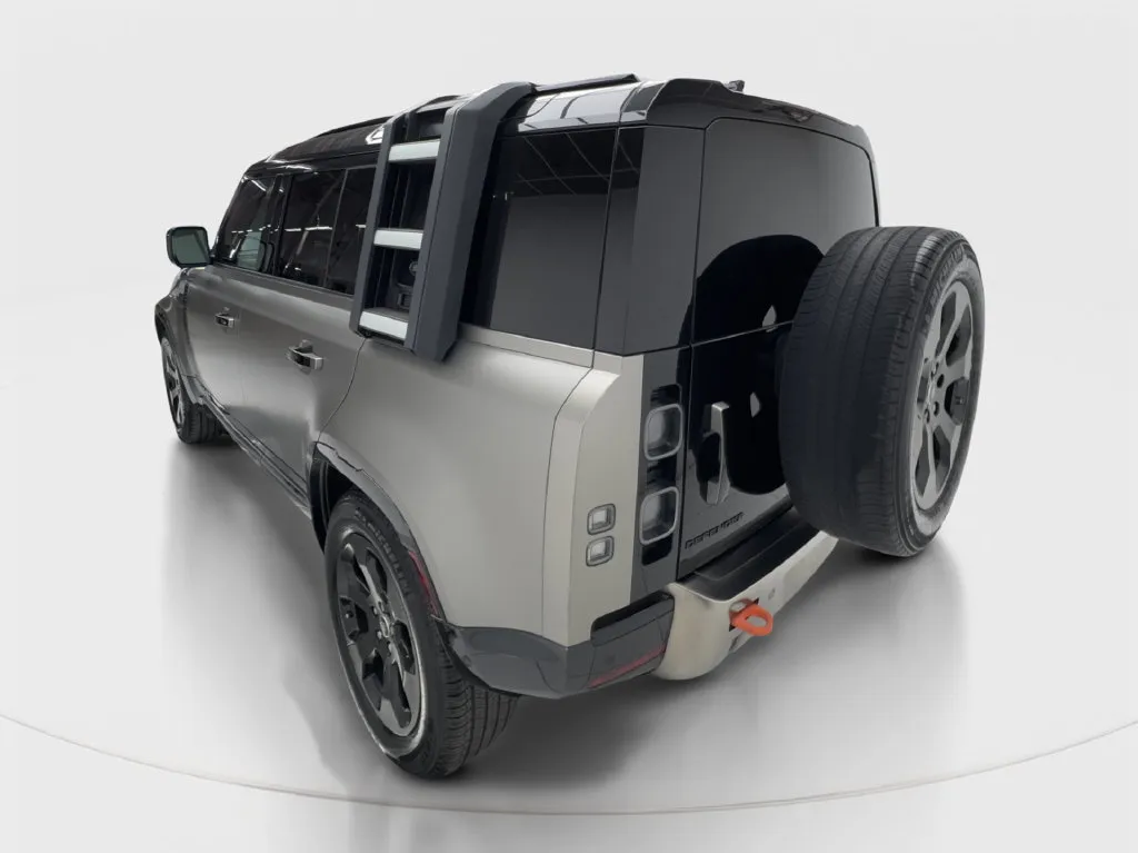 Land Rover Defender photo 11