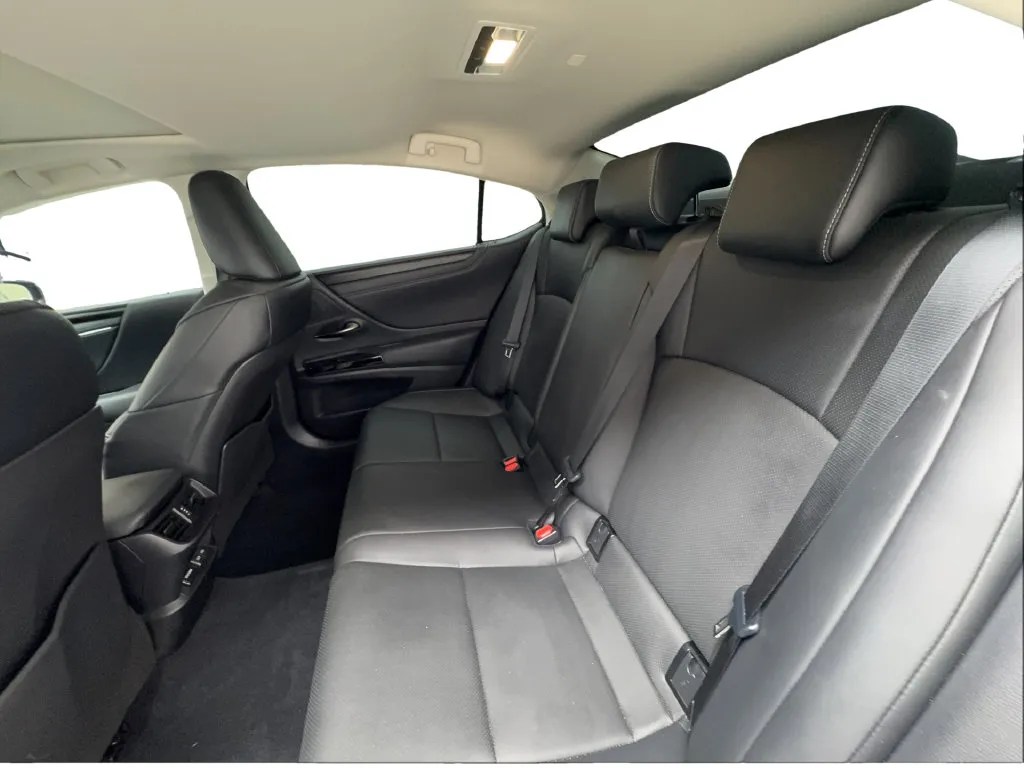 Lexus ES photo 26