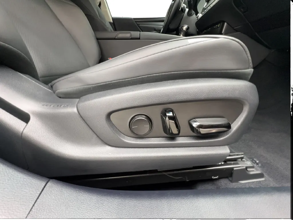 Lexus ES photo 35