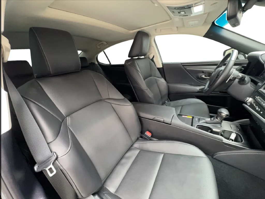 Lexus ES photo 33