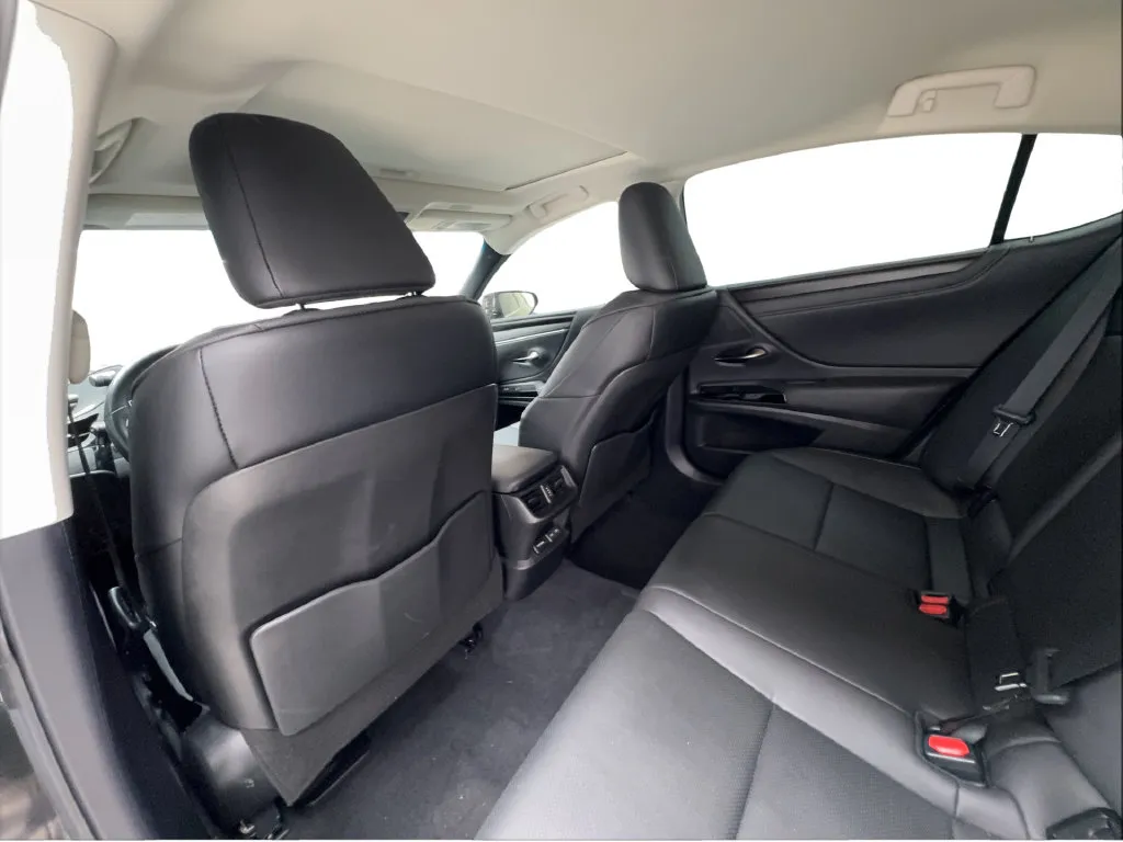 Lexus ES photo 27