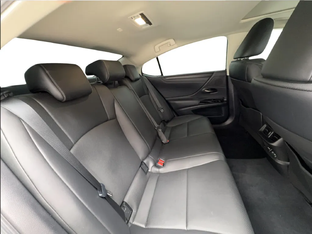 Lexus ES photo 29