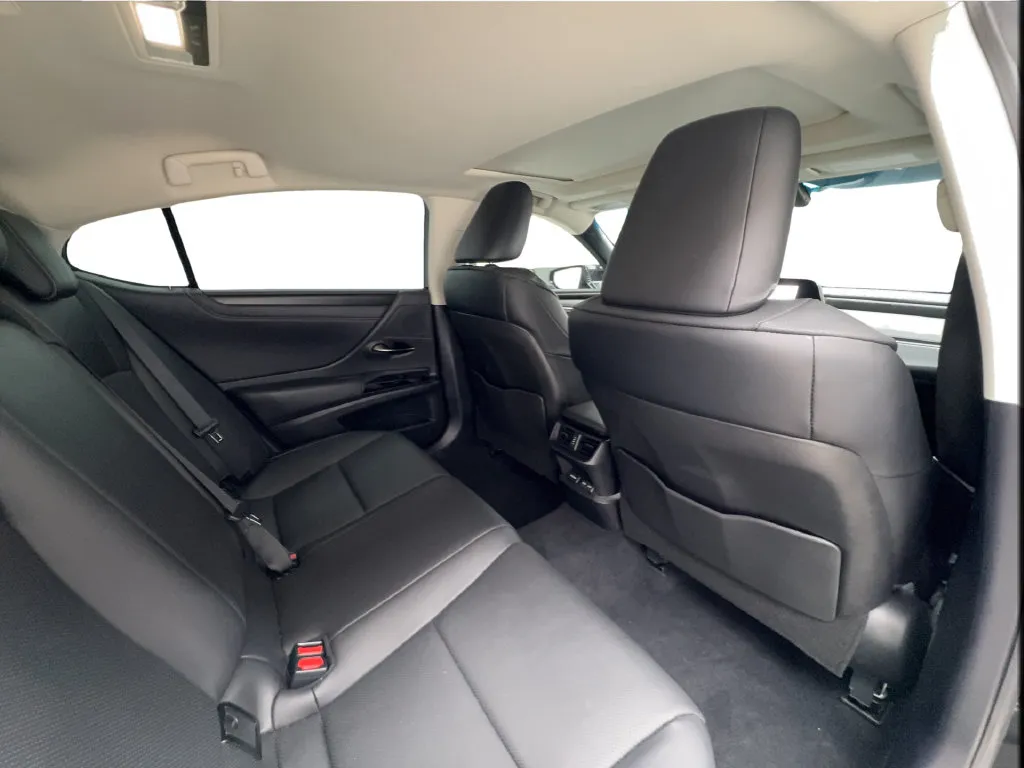 Lexus ES photo 30