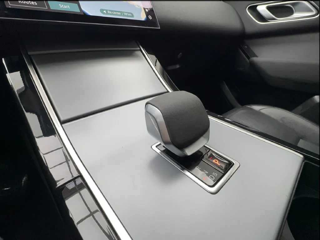 Land Rover Range Rover Velar photo 52