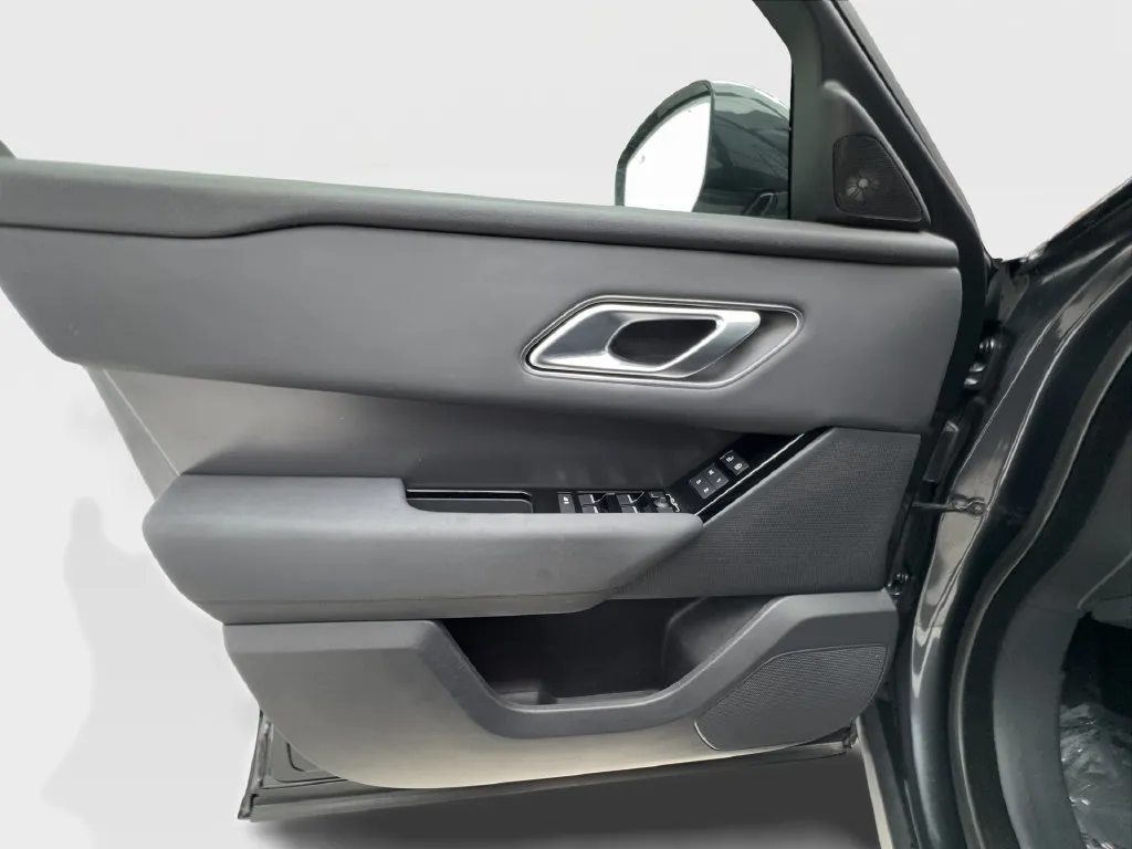 Land Rover Range Rover Velar photo 26