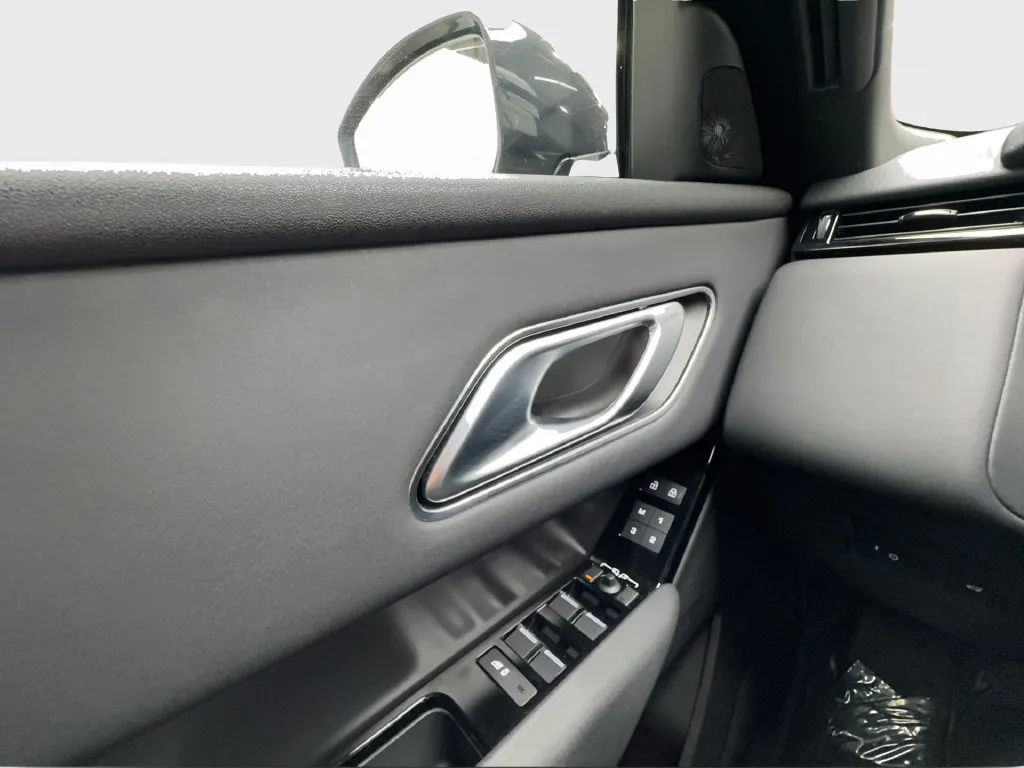 Land Rover Range Rover Velar photo 51