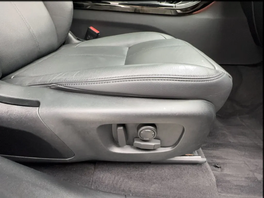 Land Rover Range Rover Velar photo 35