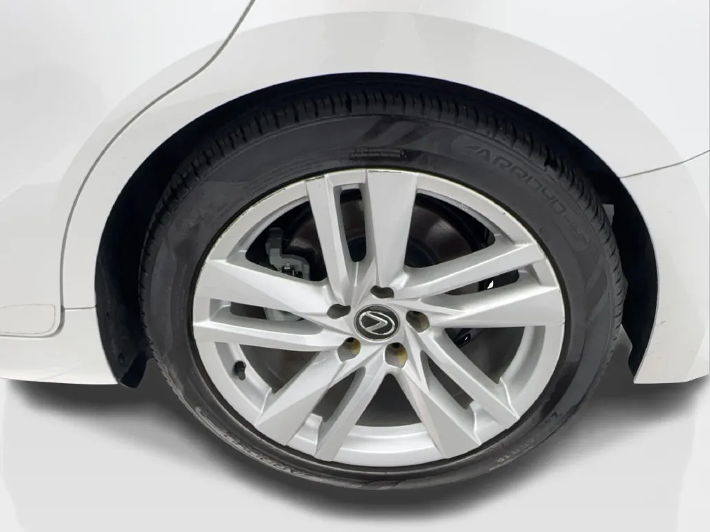 Lexus IS photo 14