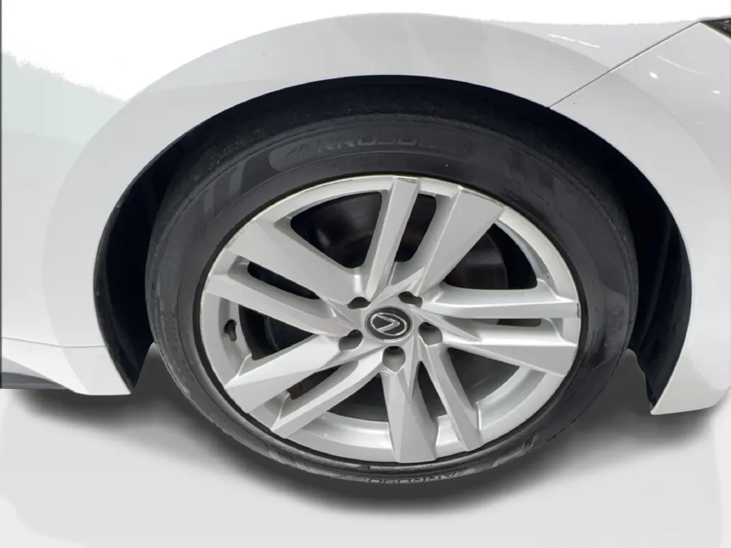 Lexus IS photo 16