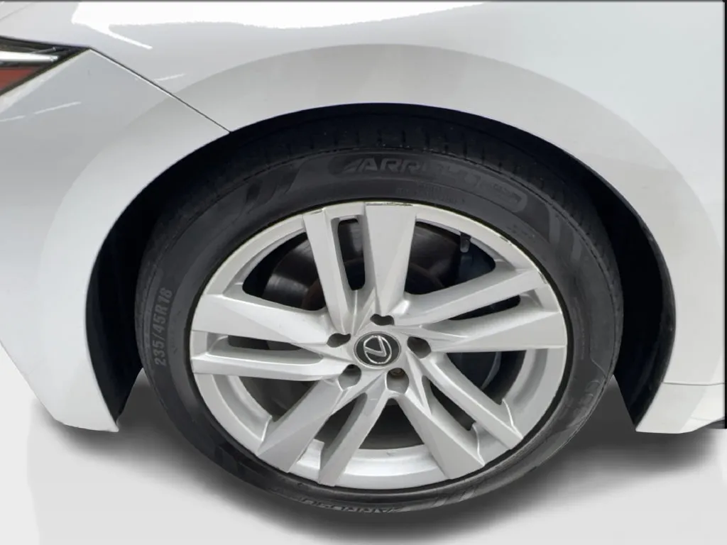 Lexus IS photo 15