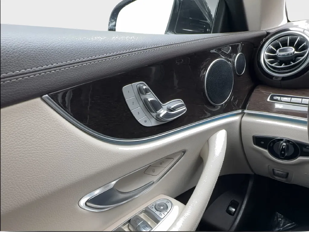 Mercedes-Benz E-Class photo 42