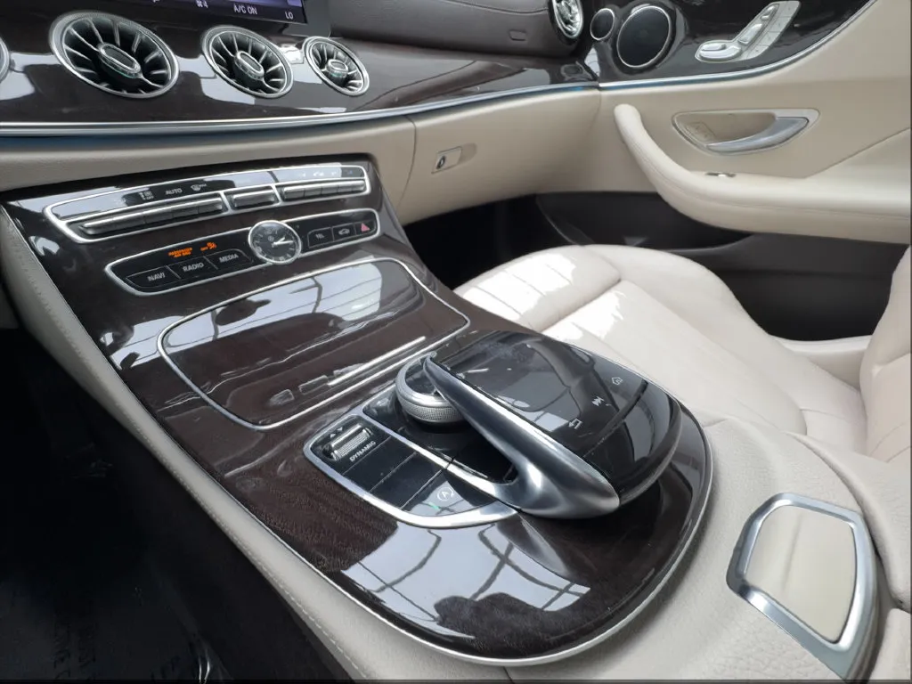 Mercedes-Benz E-Class photo 44