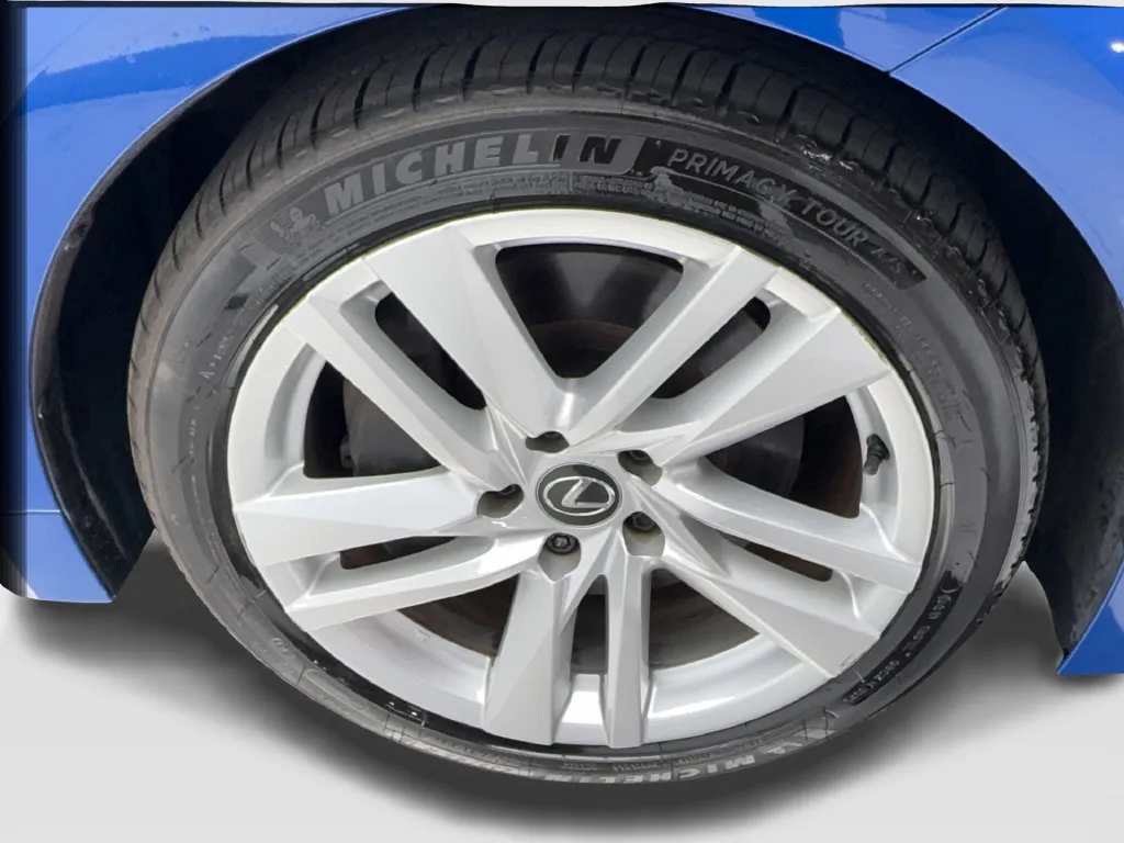 Lexus IS photo 16