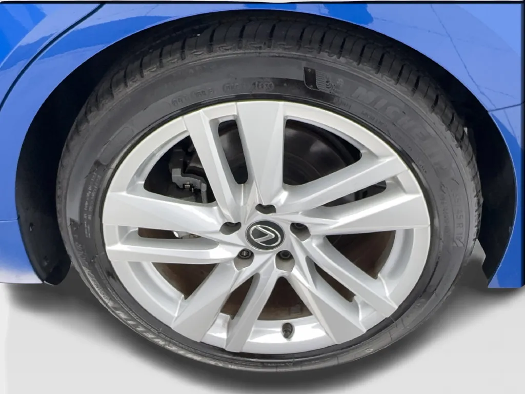 Lexus IS photo 14