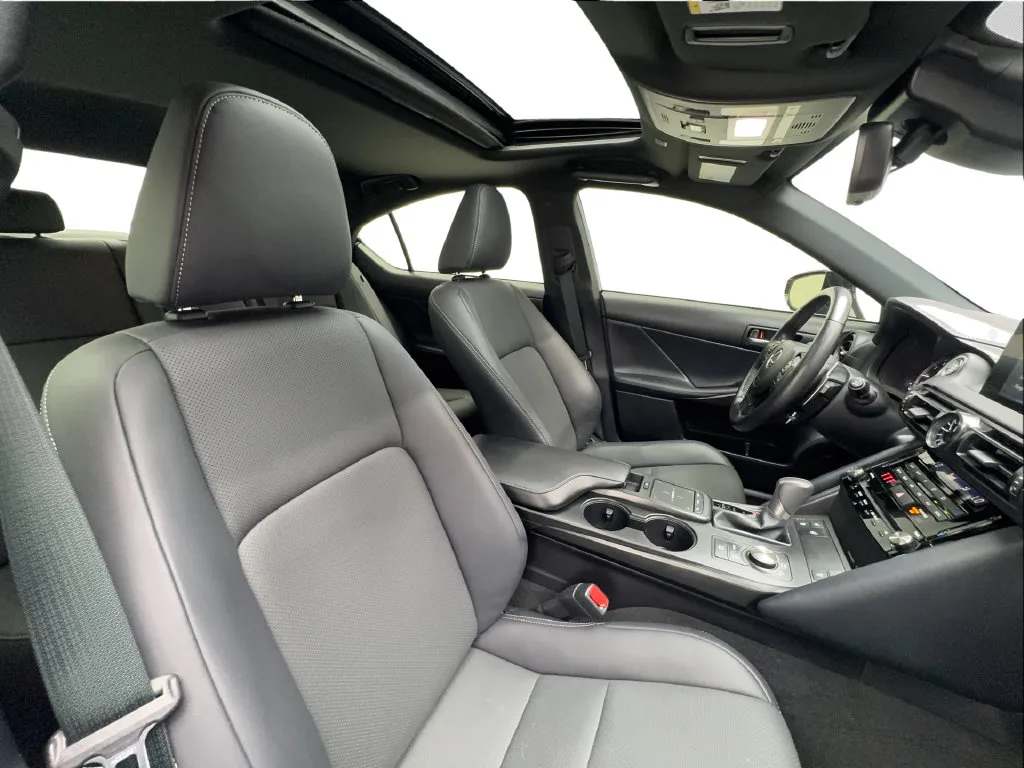 Lexus IS photo 34