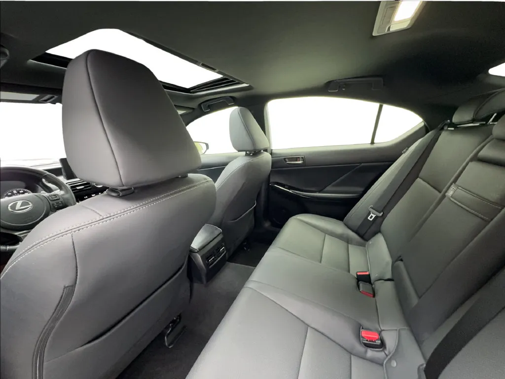Lexus IS photo 27