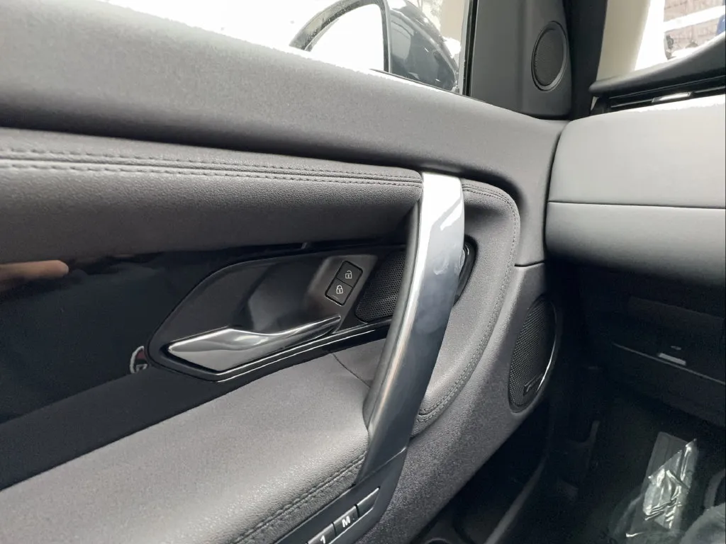 Land Rover Discovery Sport photo 52