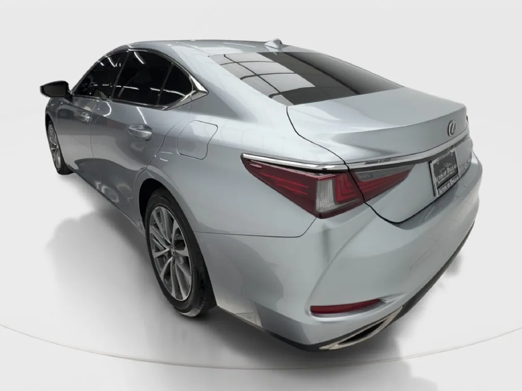 Lexus ES photo 11