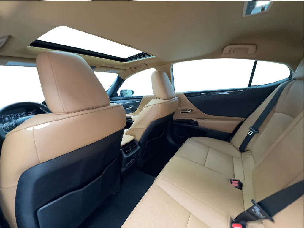 Lexus ES photo 27