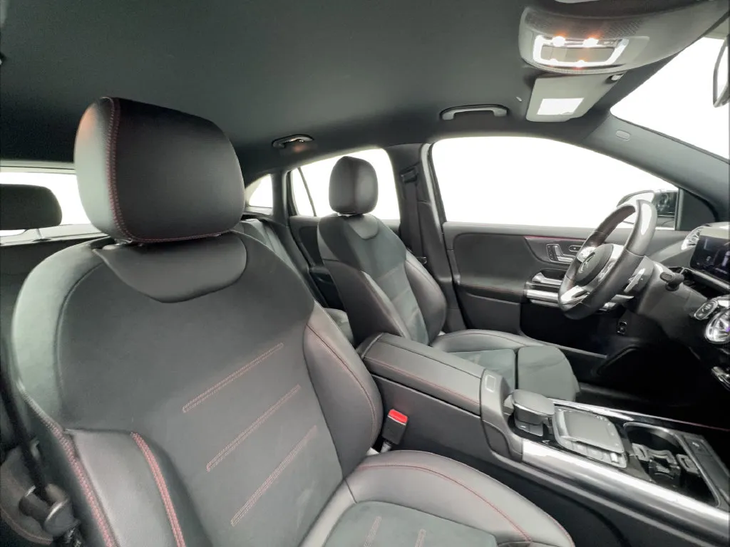 Mercedes-Benz GLA photo 32