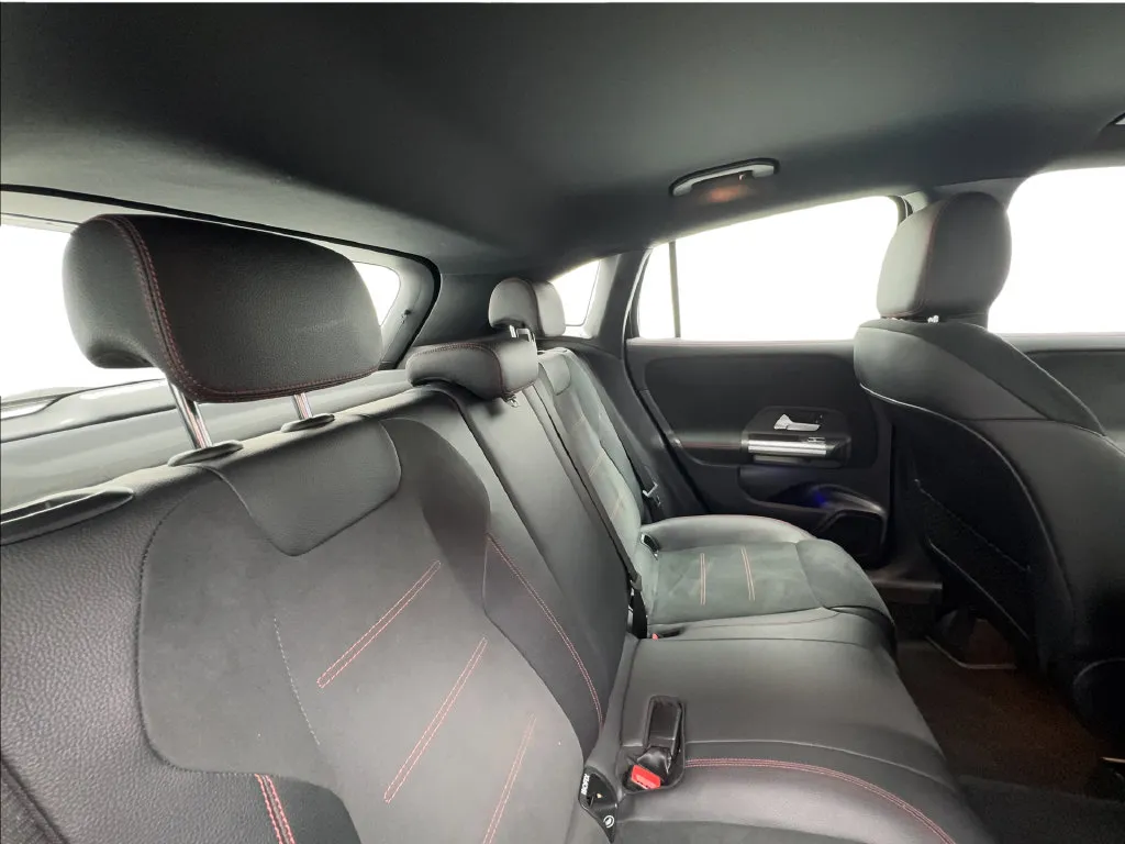 Mercedes-Benz GLA photo 29
