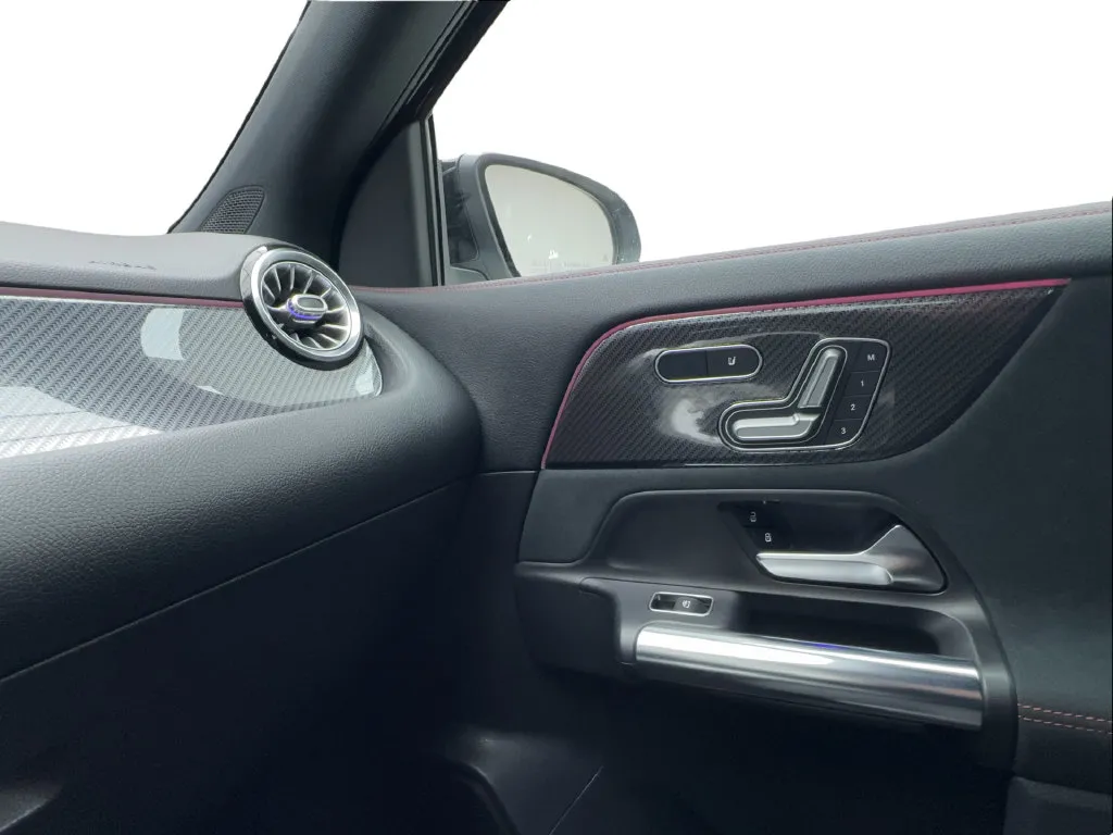 Mercedes-Benz GLA photo 47