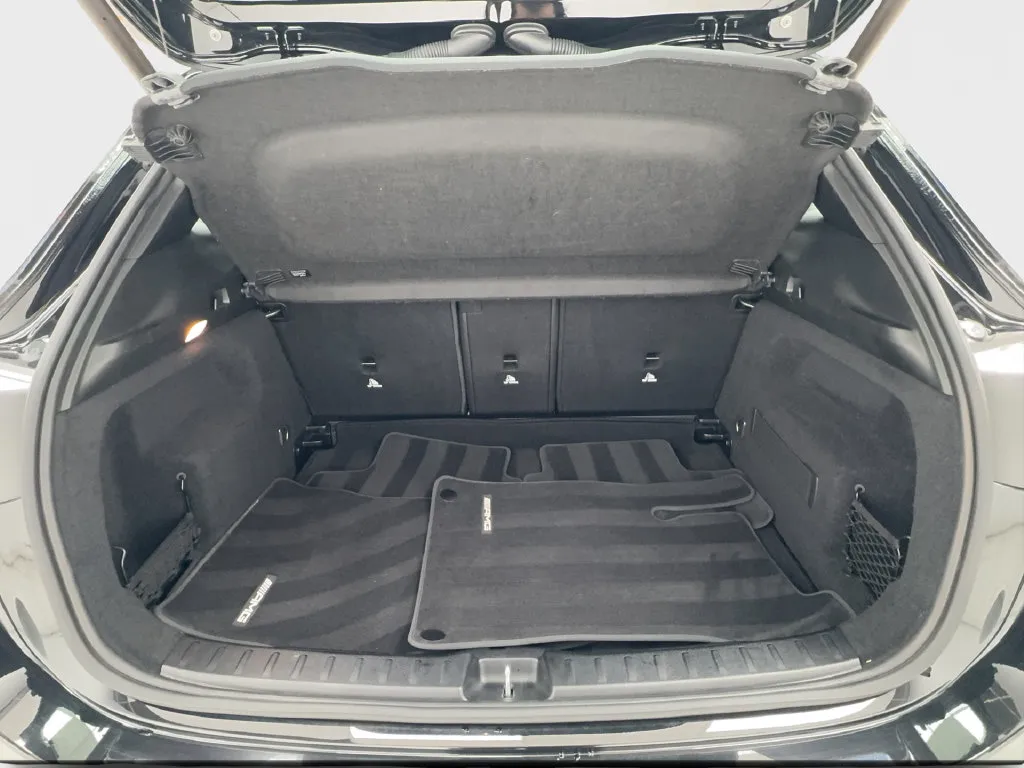 Mercedes-Benz GLA photo 18