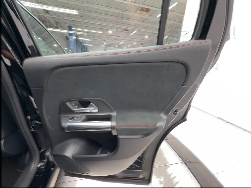 Mercedes-Benz GLA photo 30
