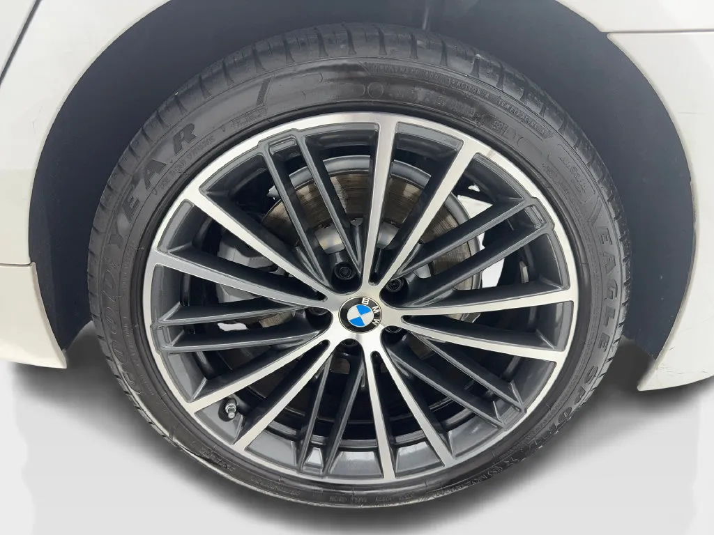 BMW 5 Series photo 12