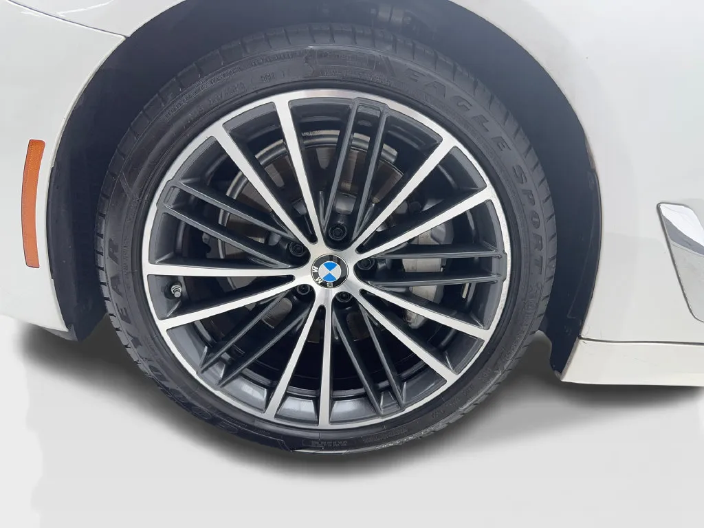 BMW 5 Series photo 14