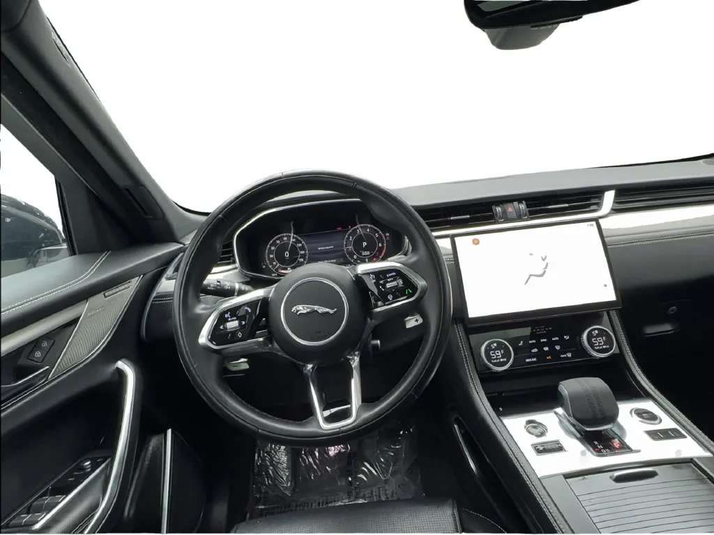 Jaguar F-PACE photo 40