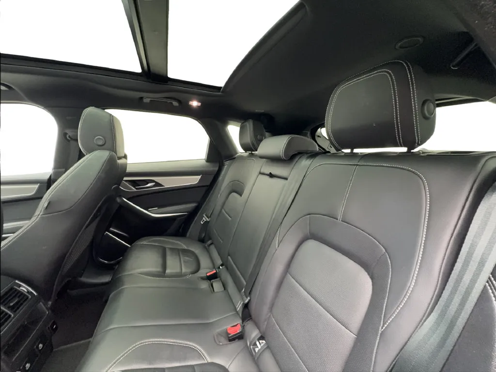 Jaguar F-PACE photo 28