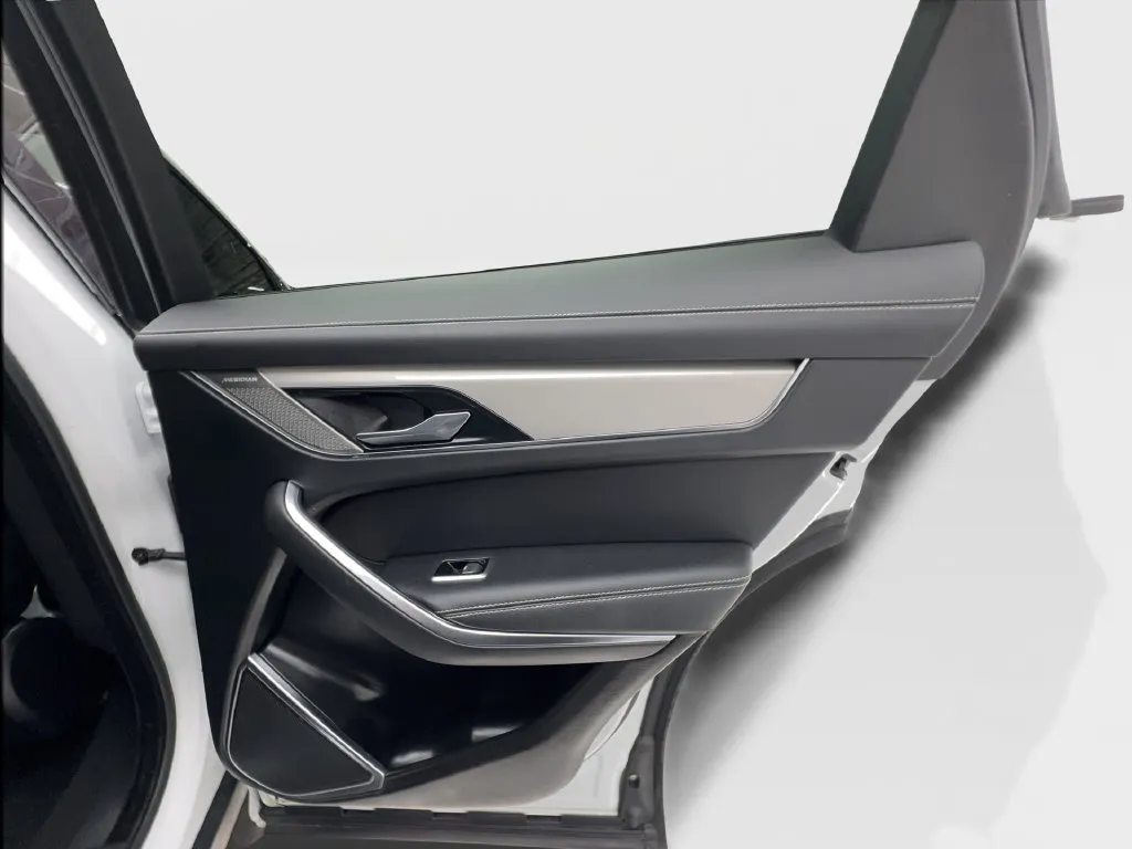 Jaguar F-PACE photo 33