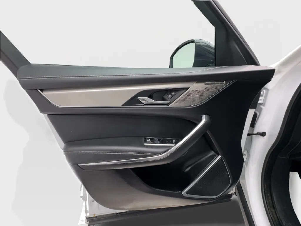 Jaguar F-PACE photo 26