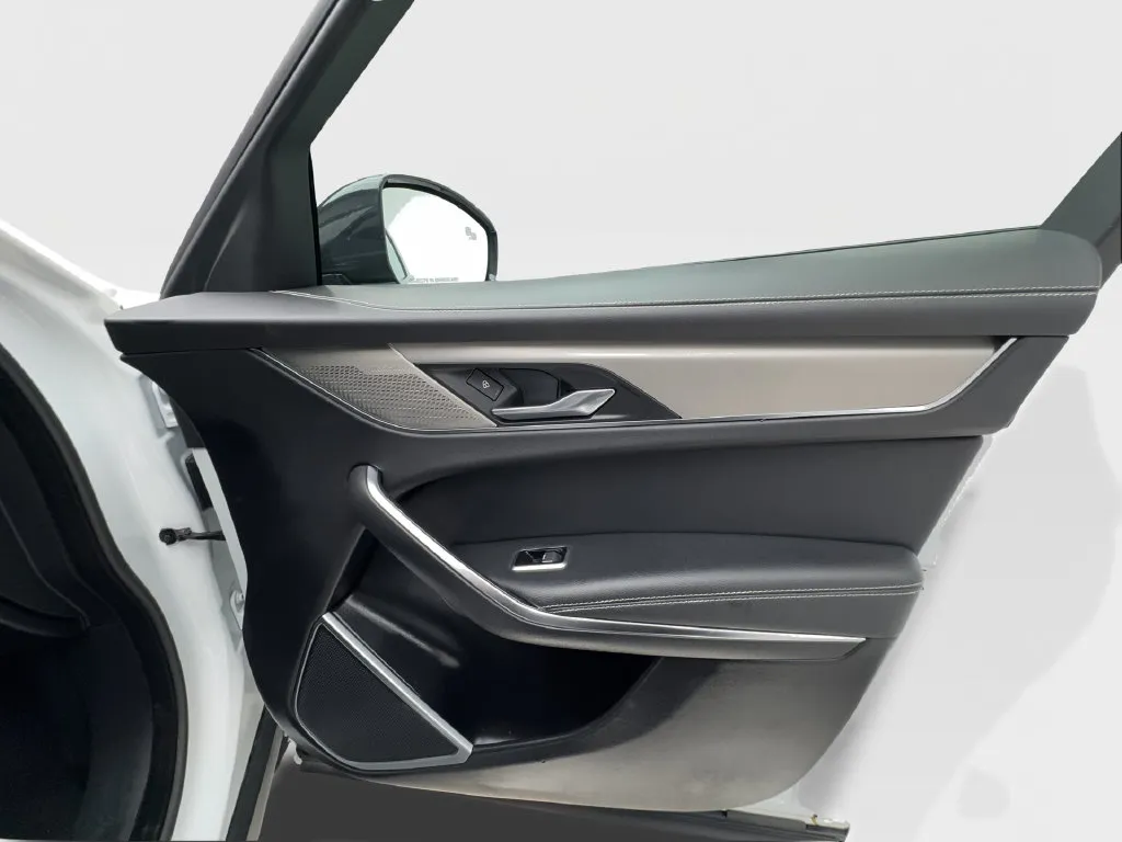 Jaguar F-PACE photo 37