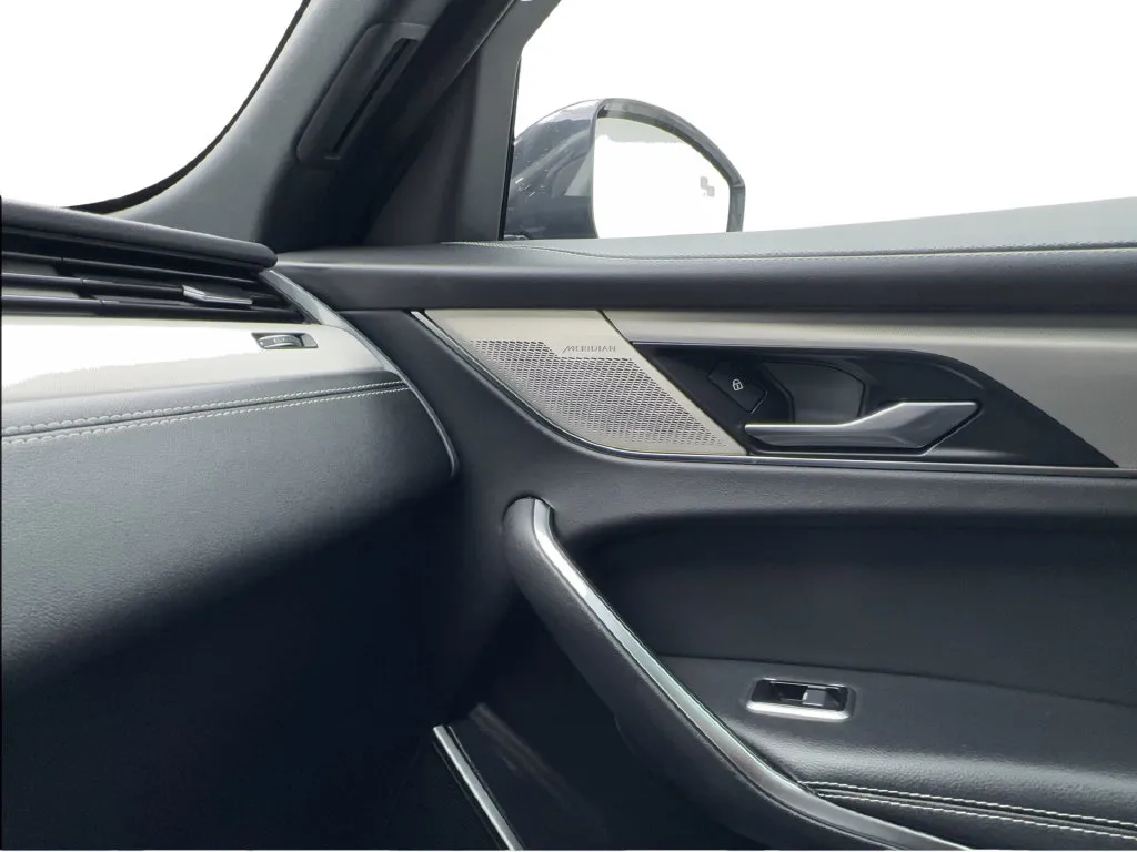 Jaguar F-PACE photo 50