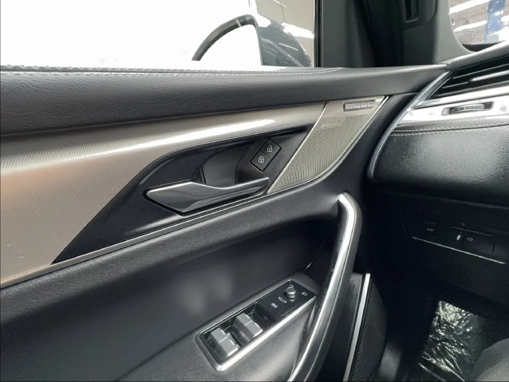 Jaguar F-PACE photo 51