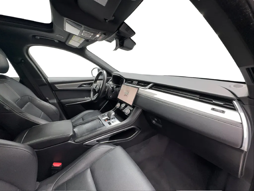 Jaguar F-PACE photo 36