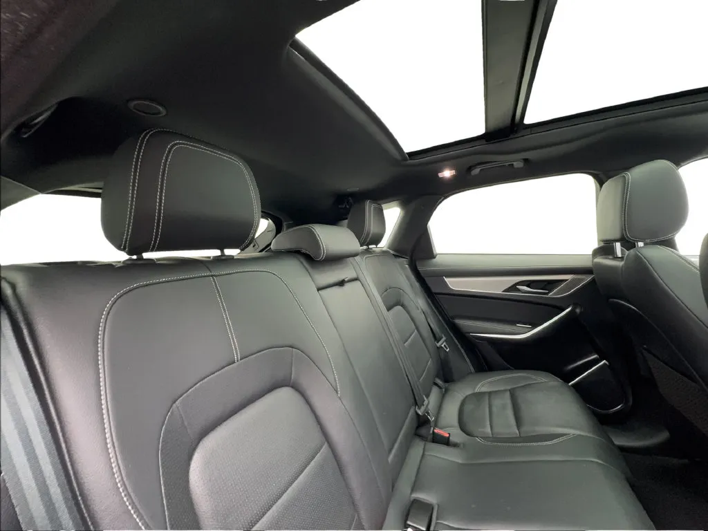 Jaguar F-PACE photo 32