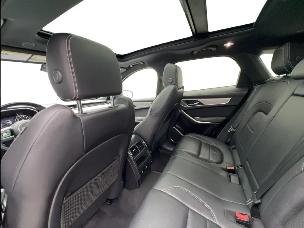 Jaguar F-PACE photo 27