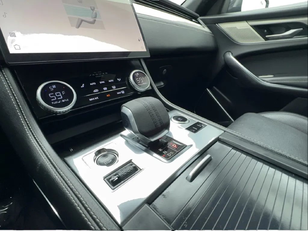 Jaguar F-PACE photo 53